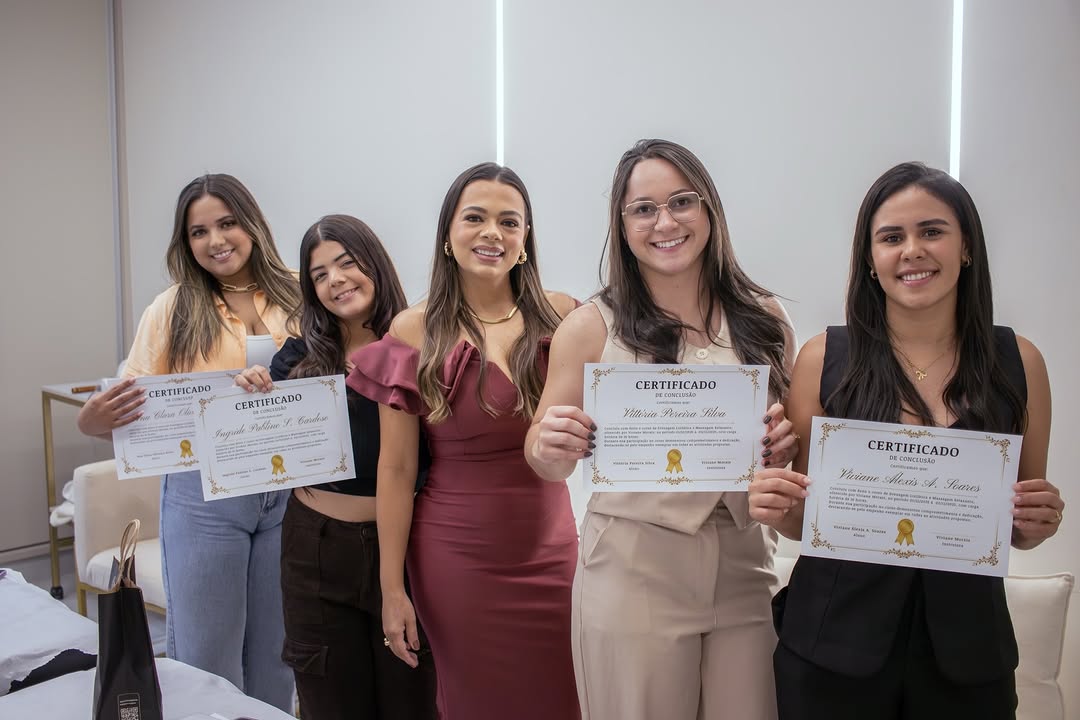 Turma de alunas com certificados de conclusao