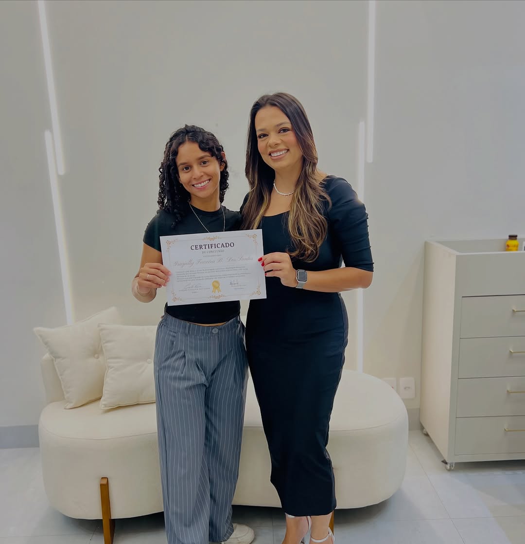 Aluna recebendo certificado de drenagem linfatica