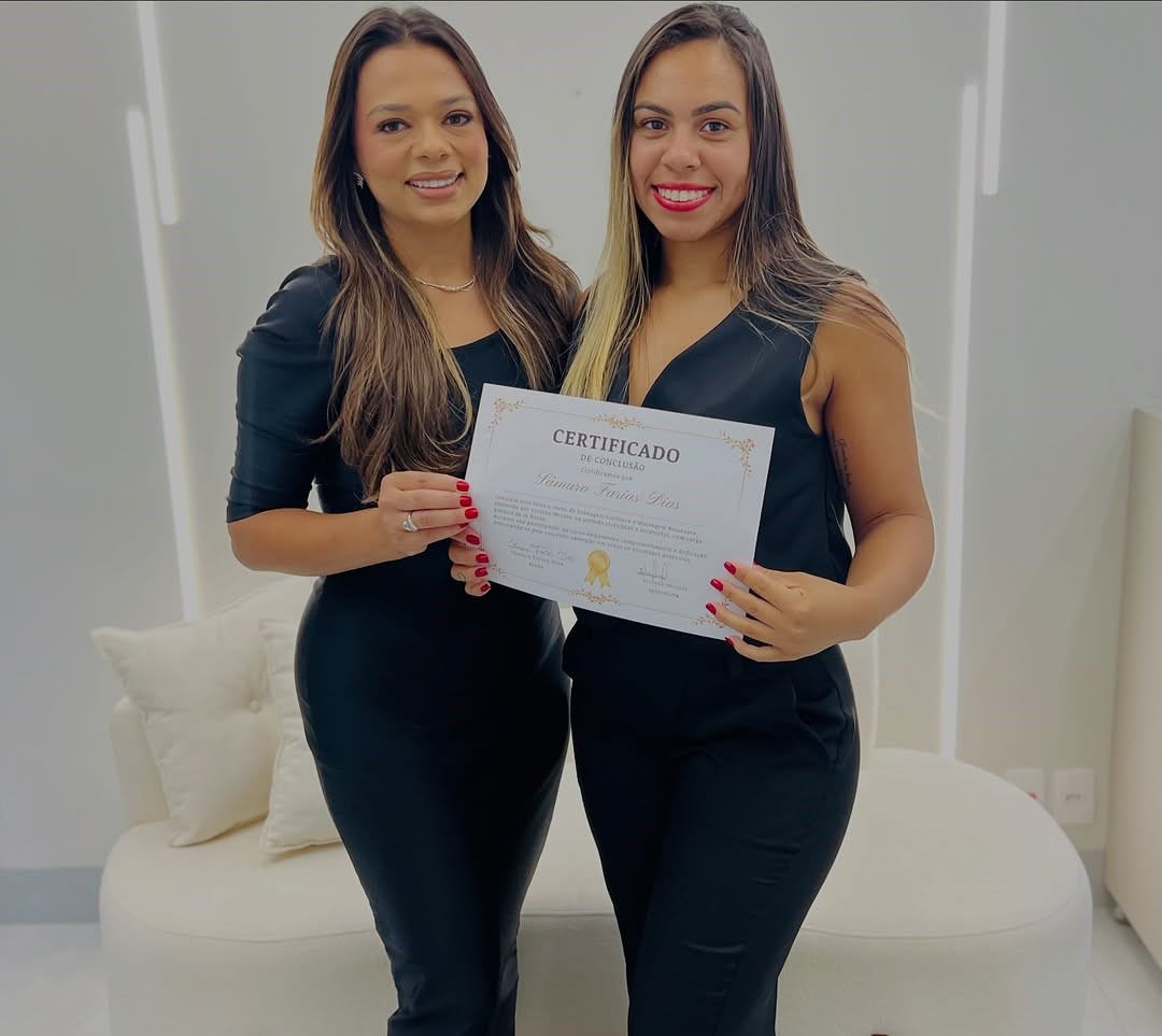 Alunas comemorando certificacao profissional